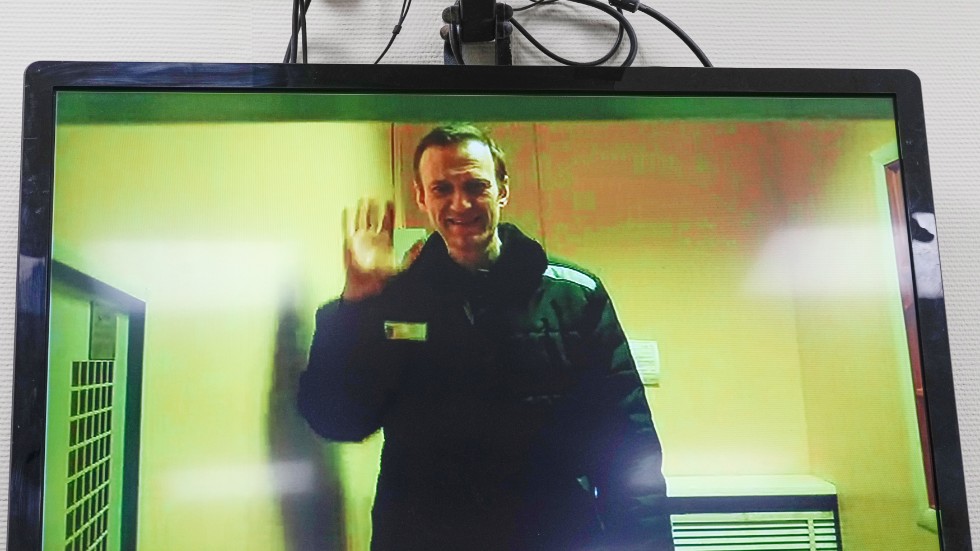 Den ryske oppositionspolitikern Aleksej Navalnyj på en tv-skärm där han deltar i en domstolsförhandling på distans. Arkivbild.