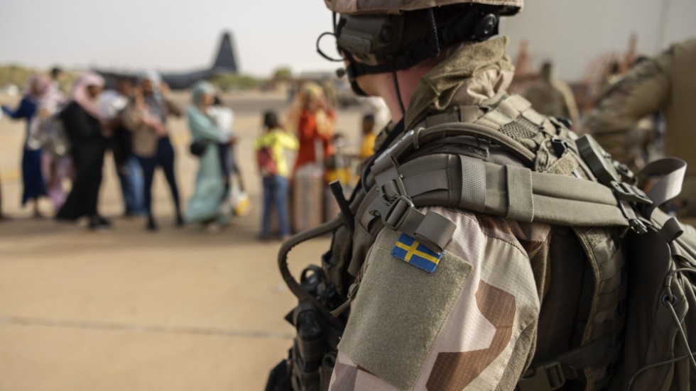 I söndags gav riksdagen klartecken att skicka en svensk styrka för att bistå med evakuering från Sudan. Den första evakueringen av svenskar sköttes dock av Frankrike.
