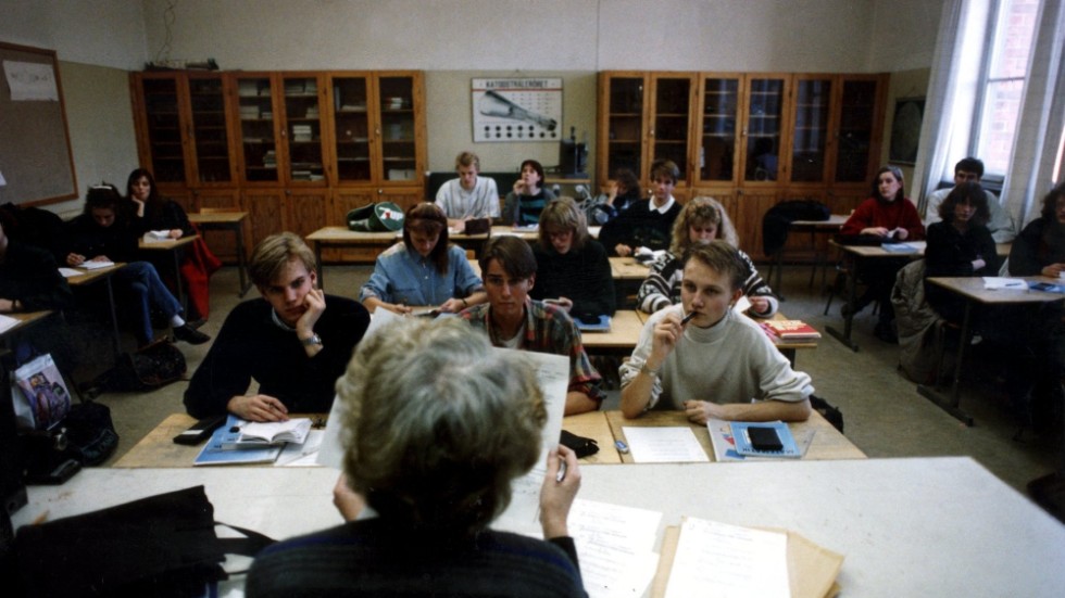 En klassisk bild från ett klassrum. Läraren leder en lektion, eleverna är närvarande och det är ordning och reda i rummet. 
