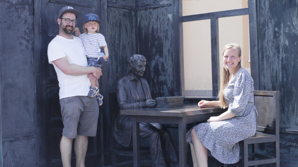 Den tyska familjen Röber besökte Astrid Lindgren-statyn.