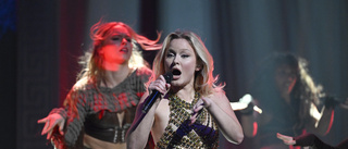Zara Larsson sjunger på Grammisgalan