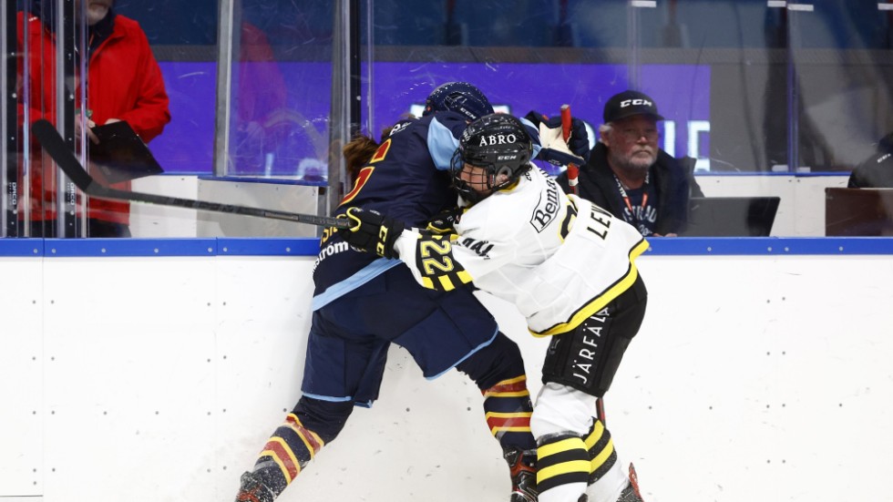 Svensk ishockeys försöksprojekt med tacklingar på damsidan förlängs med en säsong. Här är det AIK:s Felicia Levin som trycket till Djurgårdens Maddie Posick. Arkivbild.