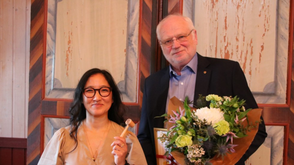 Jenni Leppelt valdes under onsdagen till ny ordförande i Astrid Lindgrens Hembygd. Här står hon med Lennart Bogren som nu avgår från posten.