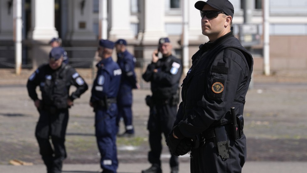 Säkerhetspersonal bevakar USA-Nordentoppmötet i centrala Helsingfors