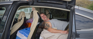 Superfanet Daniel, 42, övernattar i bilen – inför Gyllene Tider