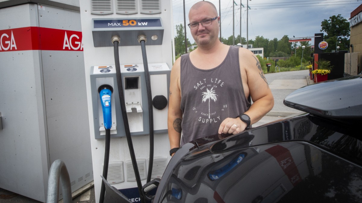 Laddstation vid Pål Jungs hage bakom galler