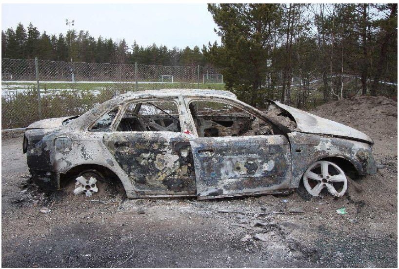 Bilen som ska ha använts vid mordet den 4 mars hittades senare utbränd. I bilen hittades hylsor från mordvapnen.
