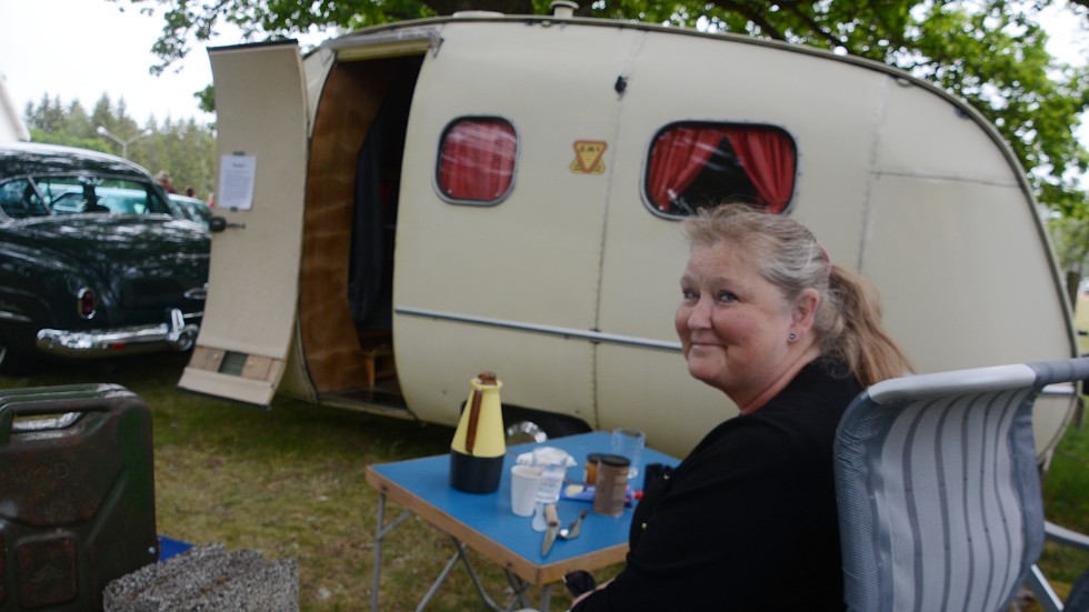 Helene Gryvik berättar att husvagnen som döpts till "Gullan" är byggd i Örebro 1964 och att de flesta originaltillbehör finjns kvar i den nära 60-åriga vagnen.