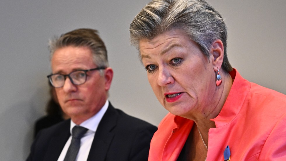 EU-kommissionär Ylva Johansson och Jürgen Ebner, vice vd på Europol, under en pressträff om EU:s kamp mot organiserad brottslighet i Stockholm i mars. Arkivbild.