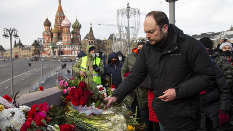 Kara-Murza arbetade tillsammans med oppositionsledaren Boris Nemtsov, som sköts till döds på Moskvoretskij-bron vid Kreml 2015. Här lägger han blommor på brottsplatsen några år senare. Arkivbild.