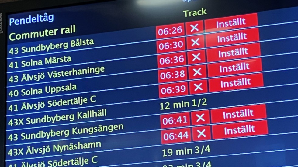 Lokförare inom pendeltågstrafiken i Stockholm har gått ut i en vild strejk. Bilden är tagen under måndagen.
