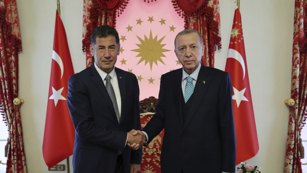 Sinan Ogan (till vänster) tillsammans med sittande presidenten Recep Tayyip Erdogan. Bilden är från i fredags.