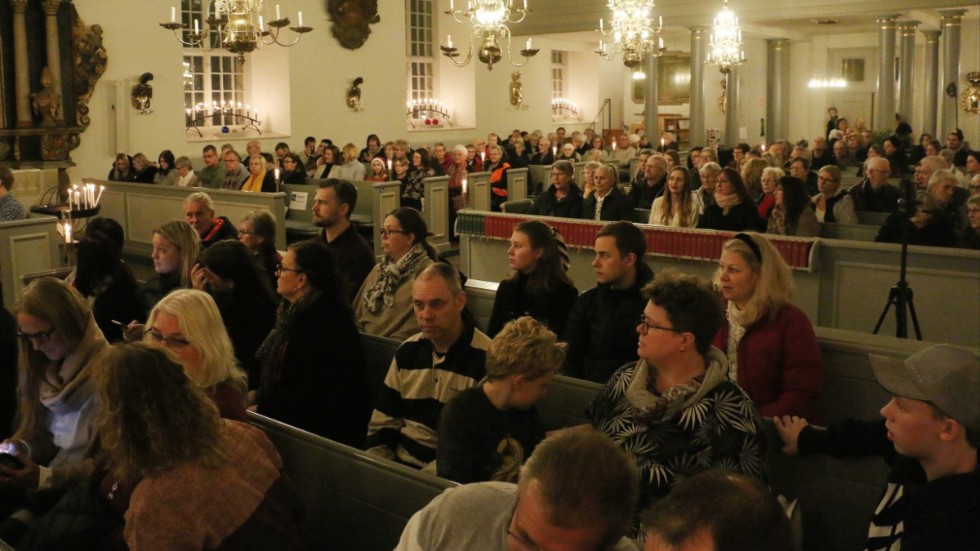 En fullsatt kyrka i Vimmerby i december 2019. I år krävs covidpass vid flera av de större gudstjänsterna där det väntas fler än 100 besökare. I övrigt gäller max antal deltagare utifrån kyrkans storlek. 