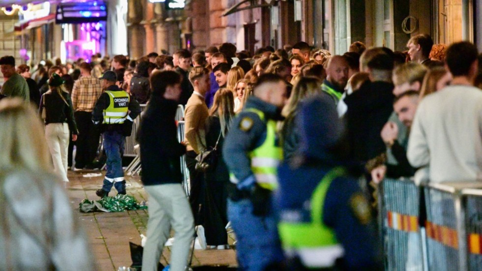 Folk utanför krogar i Malmö när restriktionerna avskaffades i den första omgången, i september 2021.