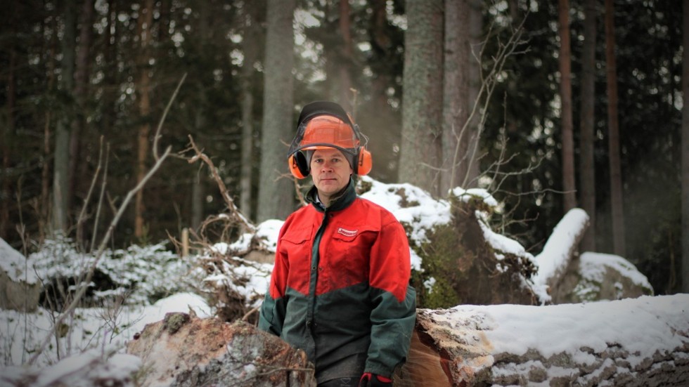Martin Sundström äger 400 hektar skog, tillsammans med sin bror Tobias Sundström. Efter stormen Malik har de mellan 200 och 300 vindfällen, som nu måste tas om hand.