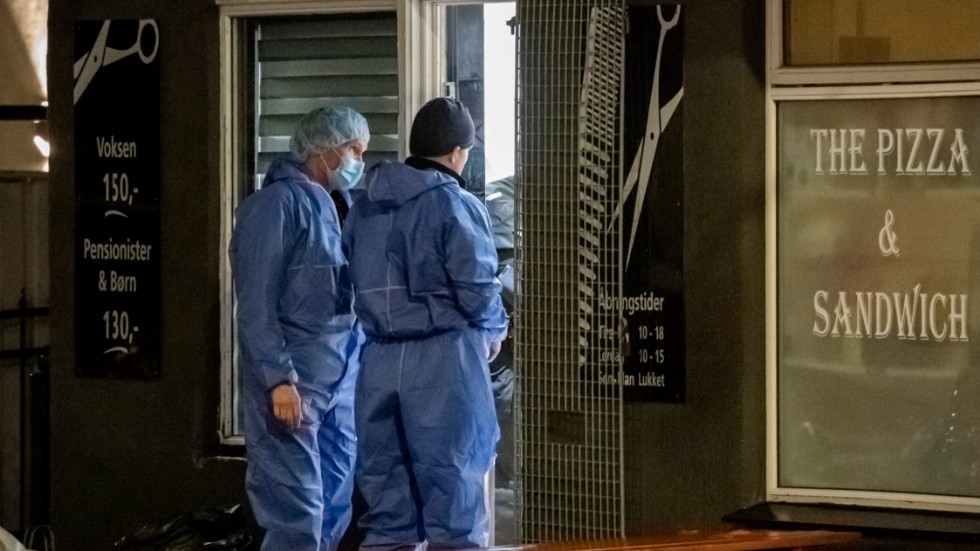 Danska polisens kriminaltekniker vid den frisörsalong i Rødovre, i utkanten av Köpenhamn, där en 17-årig pojke sköts ihjäl den 3 december 2021. Två andra personer skottskadades. Arkivbild.