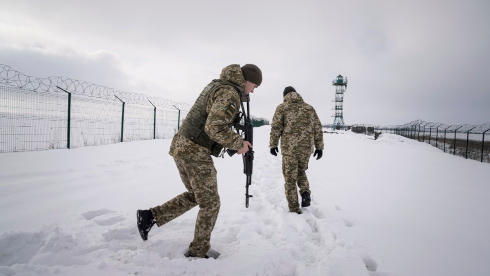 Ukrainska soldater patrullerar vid gränsen mot Ukraina. Arkivbild.