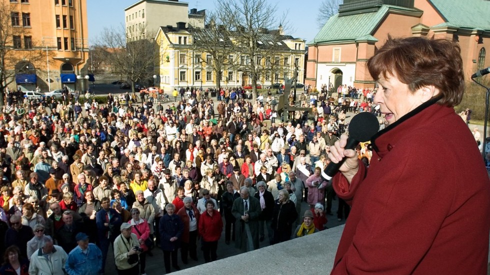 Här ser vi Berit Malmqvist vid en av demonstrationerna för Vrinnevisjukhuset på Tyska torget i Norrköping runt 2005. 