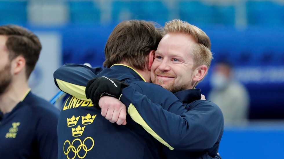 Niklas Edin kramar om tränaren Fredrik Lindberg efter guldet.
