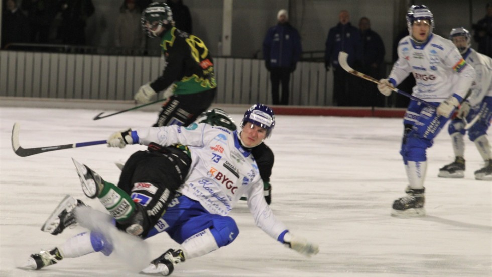 IFK Motalas spelare Aleksi Seppänen på fall i en närkamp med en Frillesåsspelare. Som förutspått blev det en jämn match.