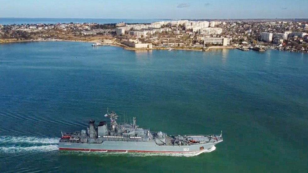 Ett ryskt militärfartyg seglar in i hamnen i Sevastopol på Krimhalvön, den 10 februari. Bild distribuerad av ryska myndigheter.