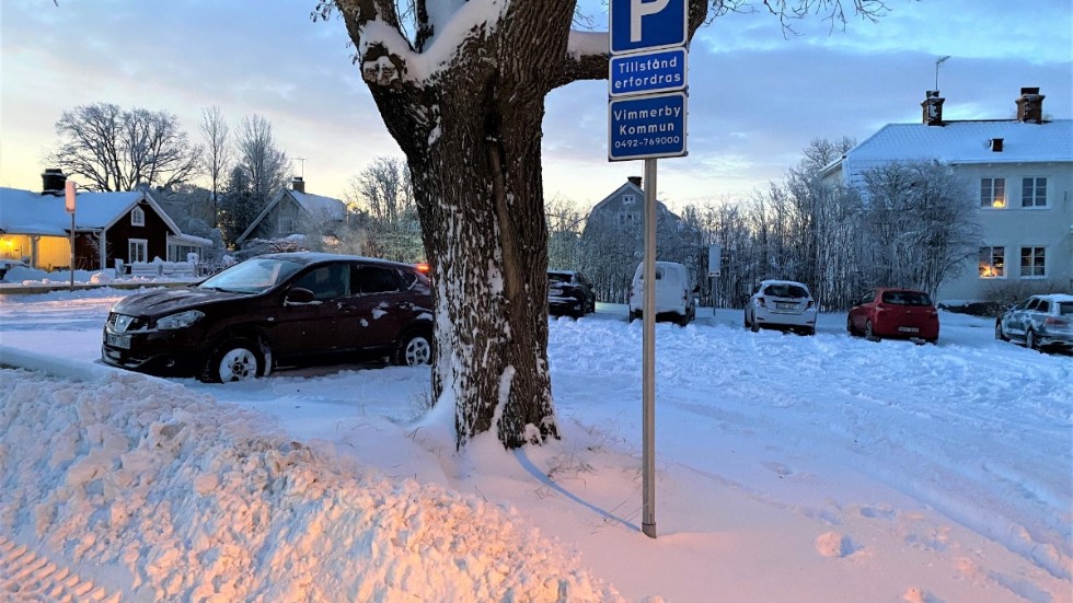 Parkering för personal vid Astrid Lindgrens skola var under fredagsmorgonen fortfarande oplogad.