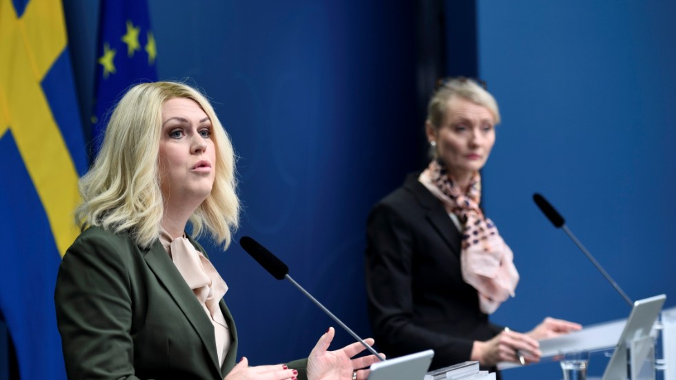 Socialminister Lena Hallengren (S) och Folkhälsomyndighetens generaldirektör Karin Tegmark Wisell vid pressträffen där de informerade om planerna på nya smittskyddsåtgärder.