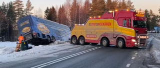 TV: Se när bärgare rätar upp den välta bussen