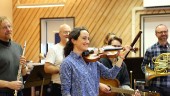 TV + TEXT: Folkmusik i annorlunda tappning • Violinist och gitarrist på turné med Gotlandsmusikens