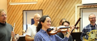 TV + TEXT: Folkmusik i annorlunda tappning • Violinist och gitarrist på turné med Gotlandsmusikens