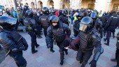 Tusentals gripna under ryska krigsprotester