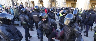 Tusentals gripna under ryska krigsprotester