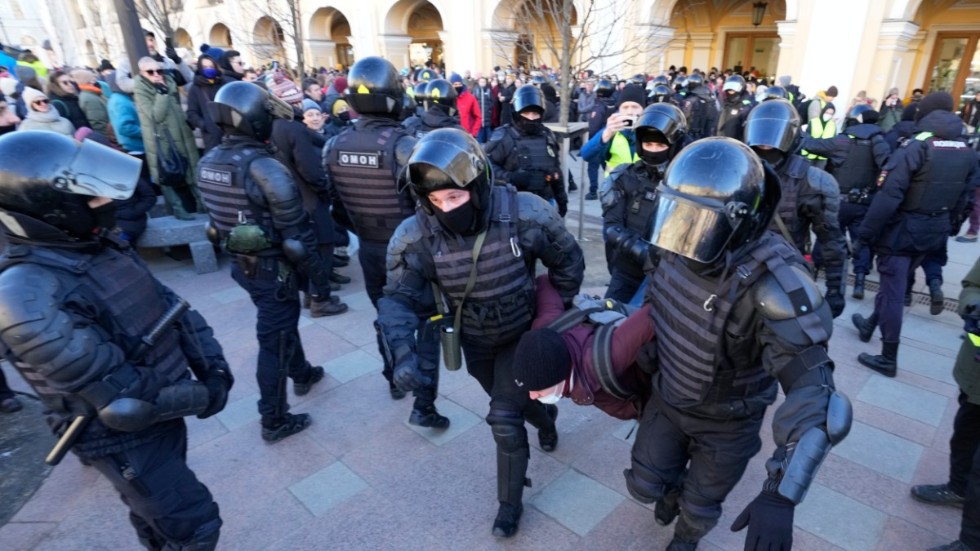 Polisen slog till mot protester i S:t Petersburg på söndagen.