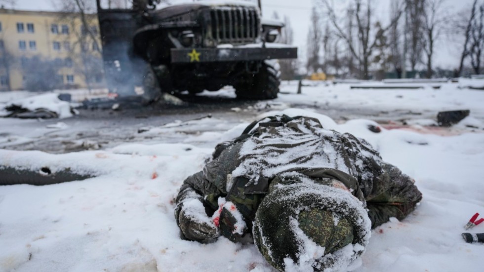Ett förstört transportfordon och en död rysk soldat utanför Charkiv i Ukraina. Kriget är en tragedi och en förbrytelse av rang, men även en följd av en rad missbedömningar och misslyckanden av den ryska regimen.