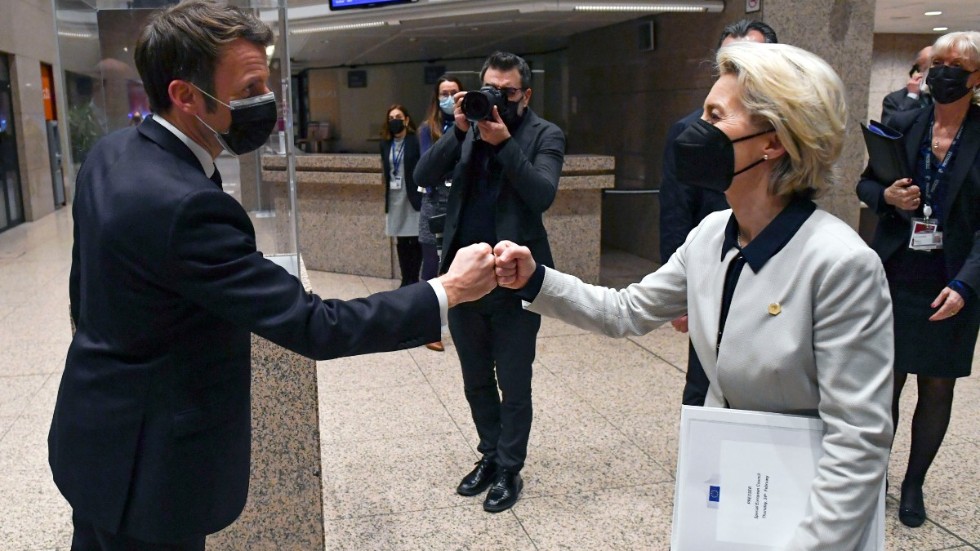 Frankrikes president Emmanuel Macron och EU-kommissionens ordförande Ursula von der Leyen efter EU-toppmötet i Bryssel.