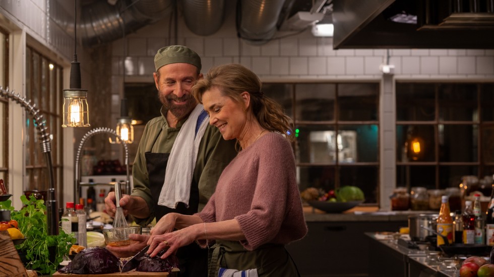 Romantik uppstår när den vresige mästerkocken (Peter Stormare) möter den bedragna hustrun (Marie Richardsson) på en avancerad matlagningskurs.