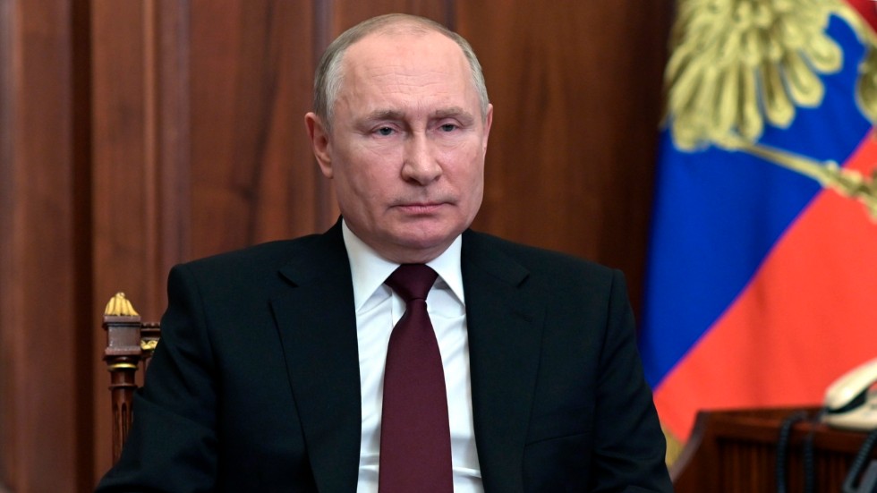 I ett timslångt tal erkände Rysslands president Vladimir Putin utbrytarregionerna Donetsk och Luhansk i östra Ukraina som självständiga stater.