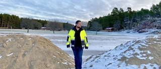 Jogersö rustas inför sommaren – hundra ton sand ska ut på isen