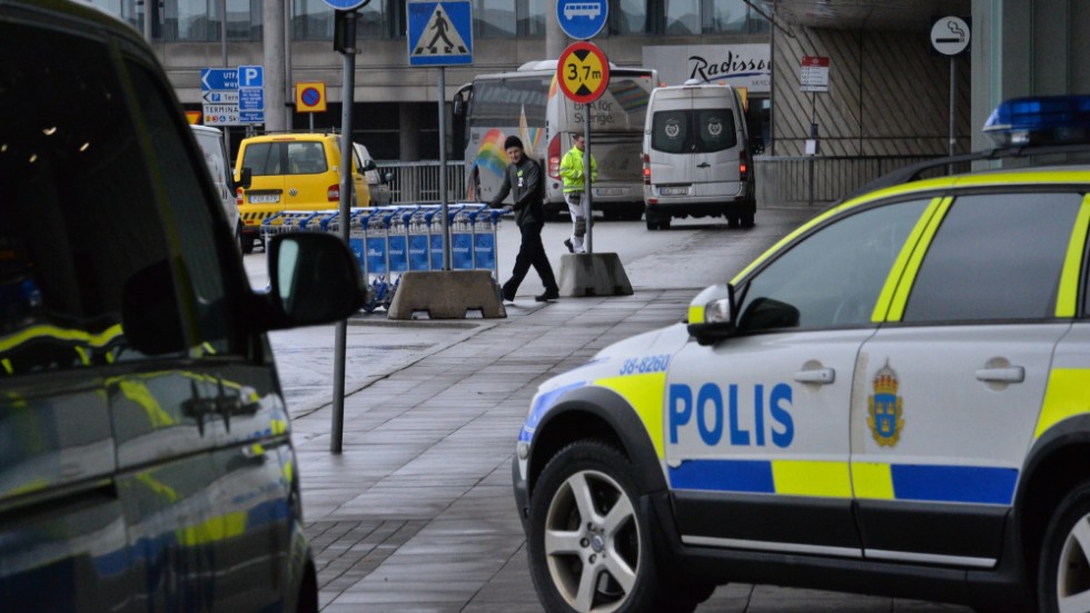En polis får löneavdrag efter ett vådaskott på polisstationen vid Arlanda flygplats. Arkivbild.
