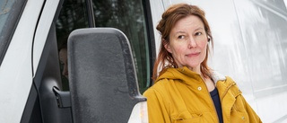 Marie Jonsson, Luleå, packar skåpbilen full med förnödenheter • Styr mot kriget