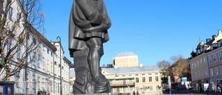 Statyn blir kvar på torget