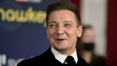 Jeremy Renner på benen efter plogolyckan