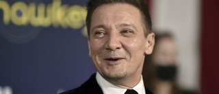 Jeremy Renner på benen efter plogolyckan