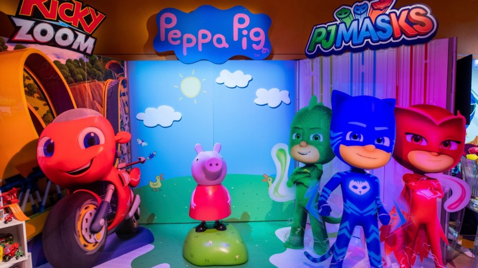 Ricky Zoom, Peppa Pig (på svenska Greta Gris), and PJ Masks i en monter från tillverkaren. Peppa Pig står i mitten. Arkivbild.