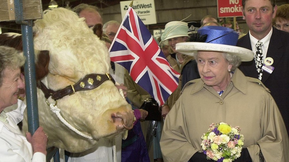 Här ser vi drottning Elizabeth II på ett lantbruk i samband med firandet av hennes 50 år på tronen 2002. 