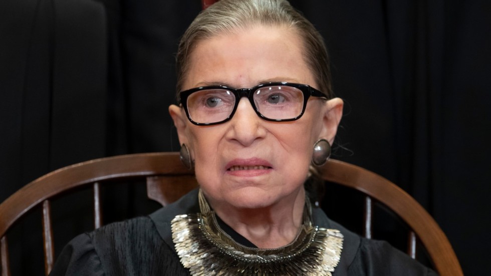Den tidigare HD-domaren Ruth Bader Ginsburg. En krage/halsband lik det hon bär här har sålts på auktion för nära två miljoner kronor. Arkivbild från 2018.