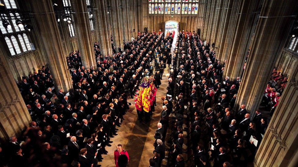 Drottning Elizabeth|II bärs in i Saint George's Chapel i Windsor.