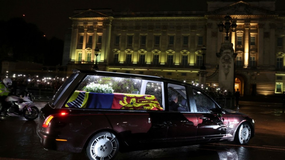 Den flaggdraperade kistan med den brittiska drottningen Elizabeths kvarlevor anlände till Buckingham Palace på tisdagskvällen.