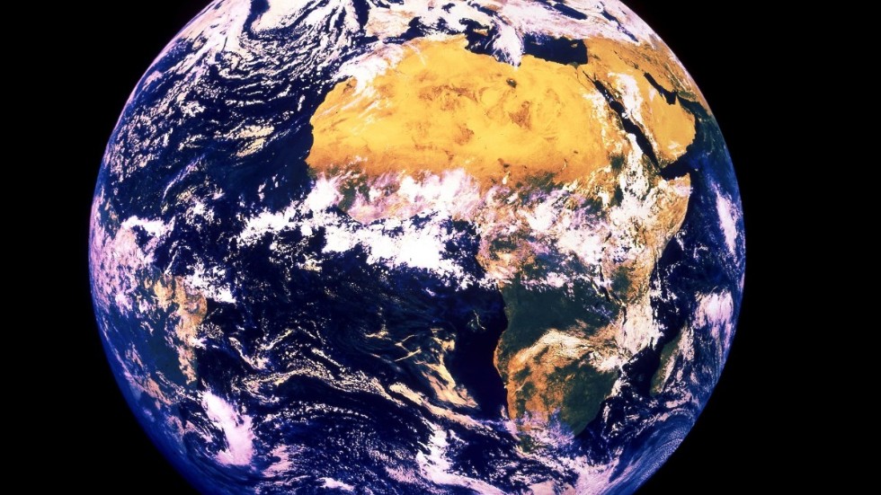 I den säkerhetsanalys som vi nu måste göra står en sak redan klar: Inget kärnvapenparaply i världen kan rädda mänsklighetens hälsa, miljö och livsmedelsproduktion från ett kollapsande klimat, skriver Marcus Pehrsson (S).
Bilden: Satellitbild av jordklotet. 