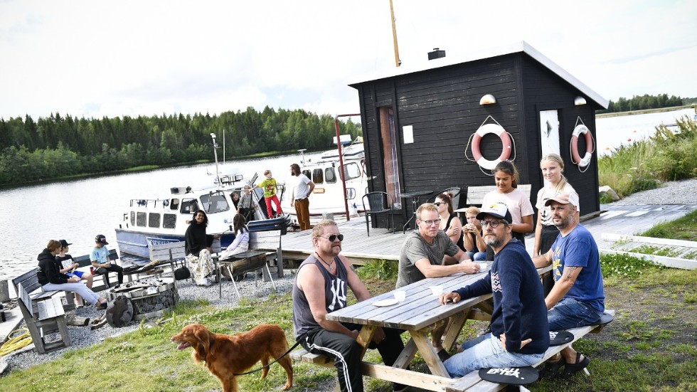 Örvikens båthuscafé har uteservering intill bryggorna med utsikt över havet.
